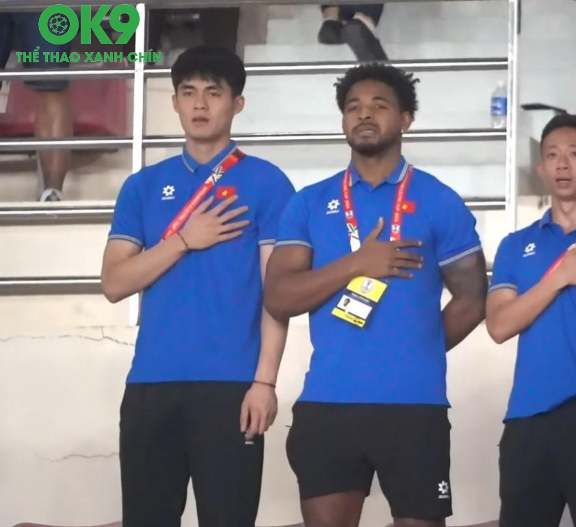 Khoảnh khắc Xuân Son hát quốc ca Việt Nam trên SVĐ Việt Trì Khoảnh khắc Xuân Son hát quốc ca Việt Nam trên SVĐ Việt Trì